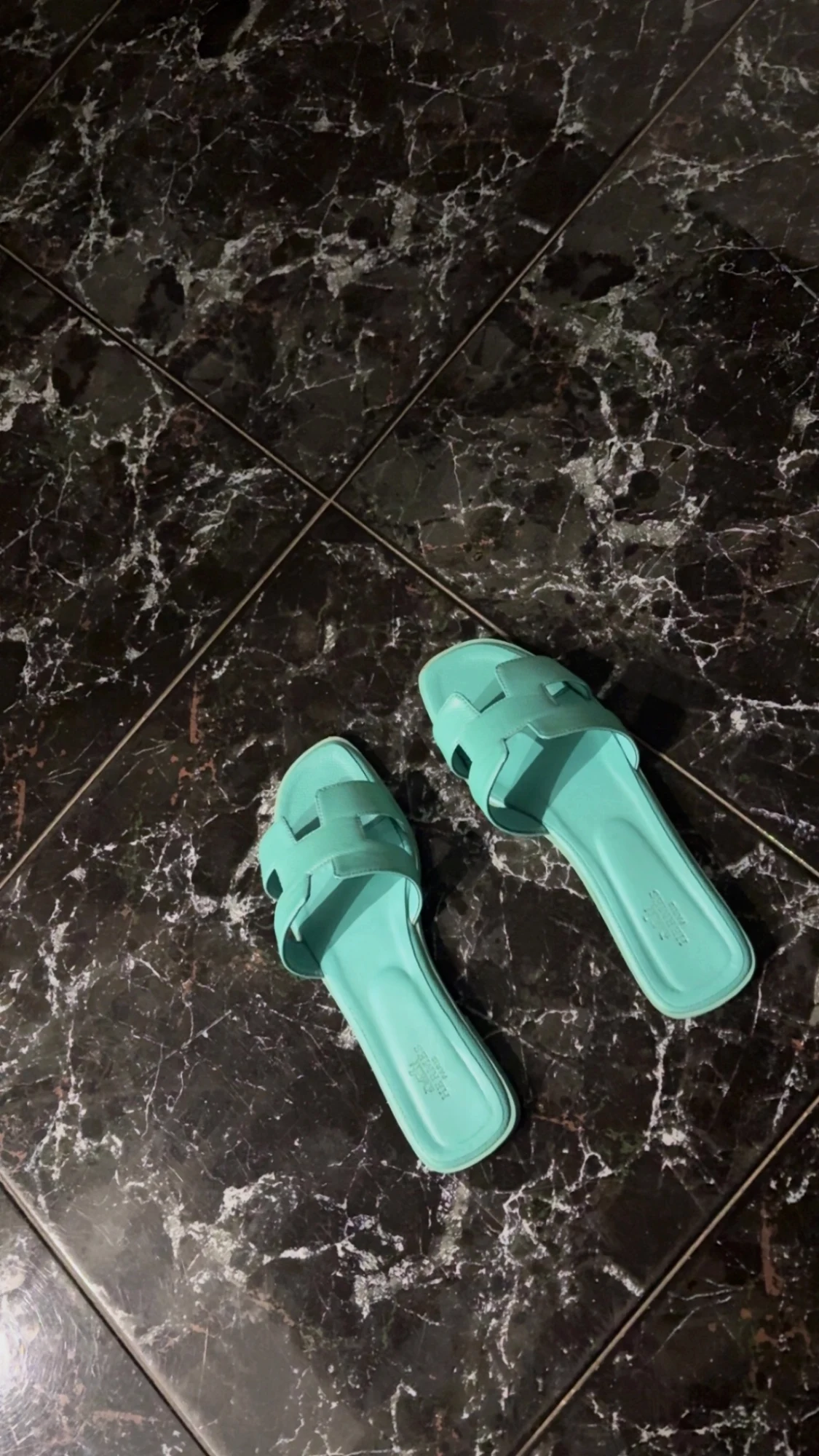 Claquettes H bleu taille 37