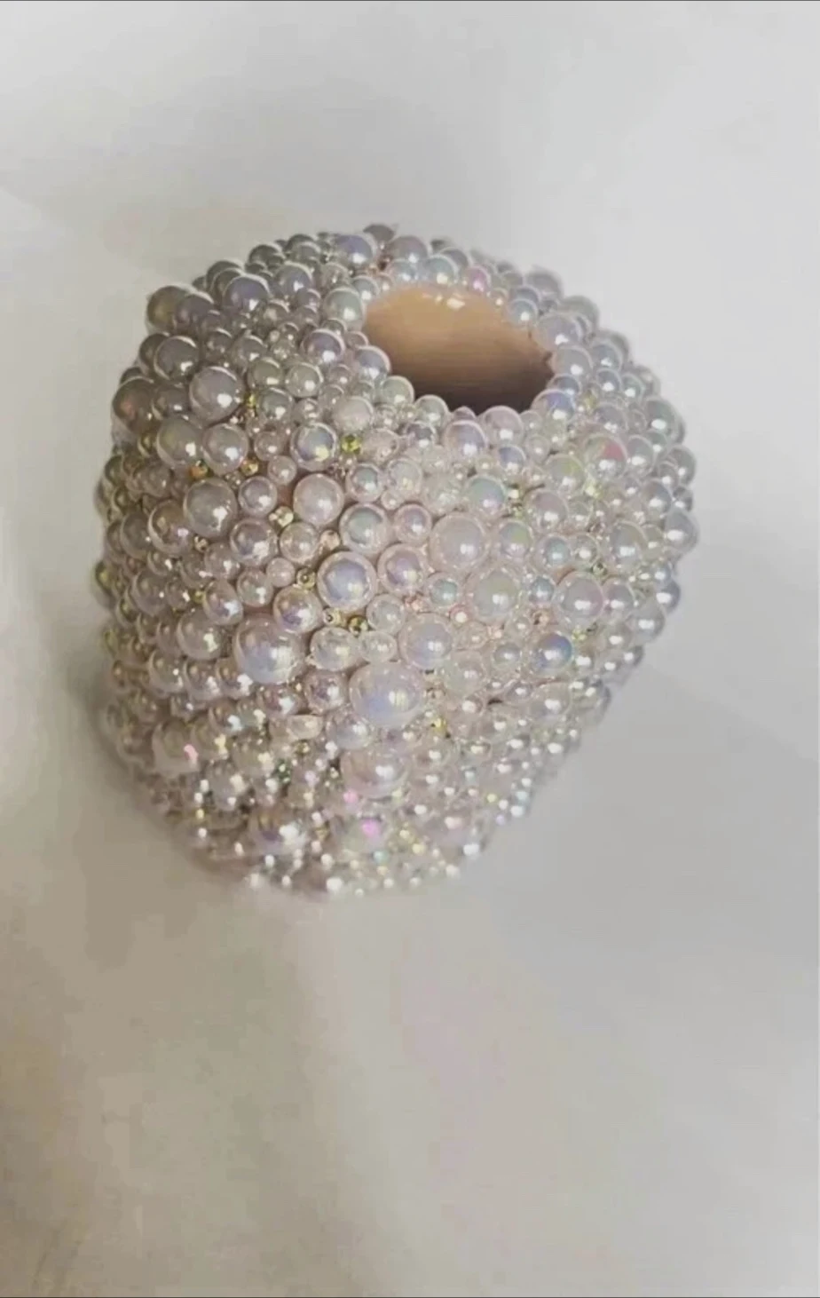 Bougeoir décoratif recouvert de perles irisées
