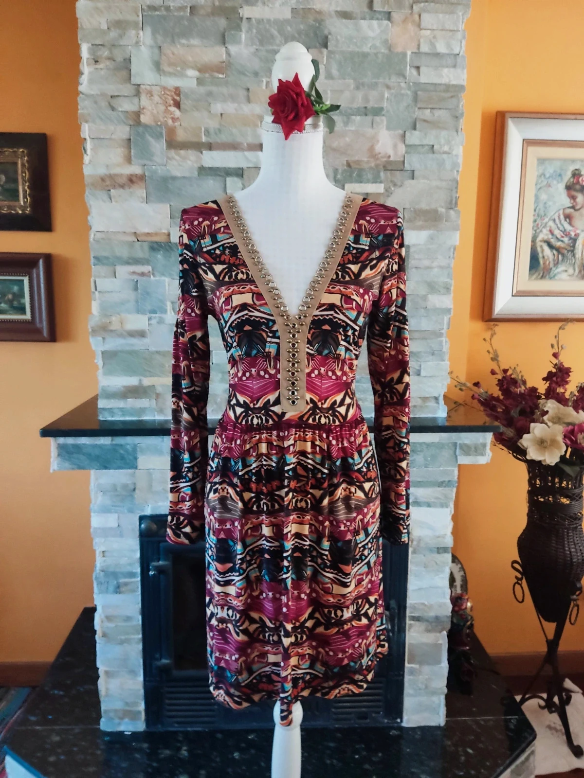 🔥Ideal vestido estampado multicolor con aplicación de antelina con piezas metálicas en escote