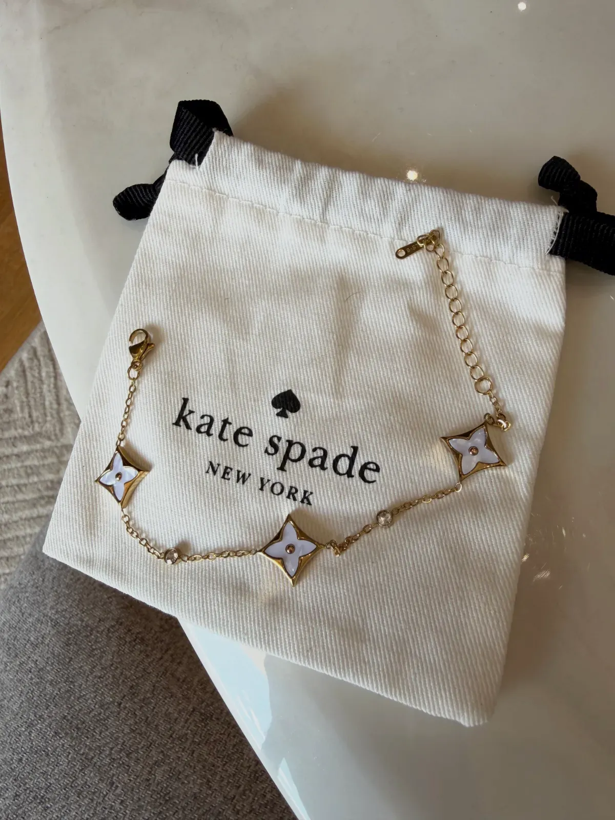 Bracelet en chaîne dorée Kate Spade avec motifs fleurs – Kate Spade – doré – taille Taille unique 3