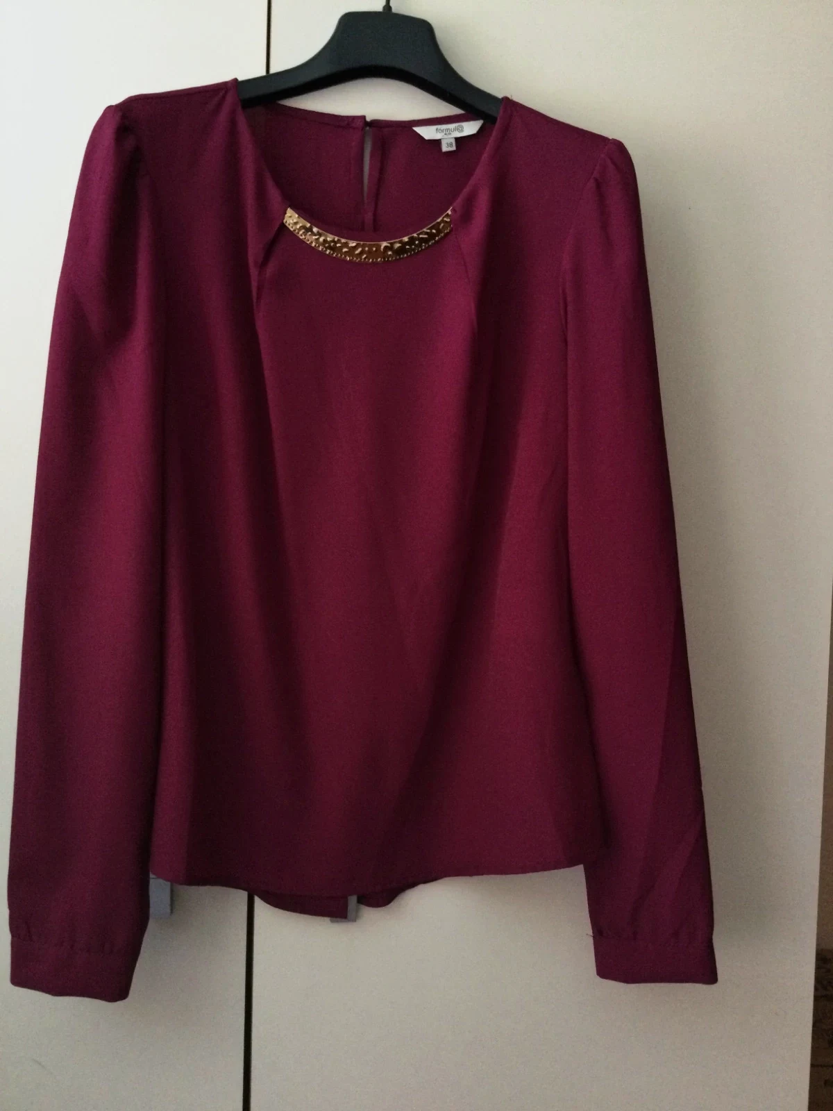 Blusa con adorno dorado a estrenar 🌺