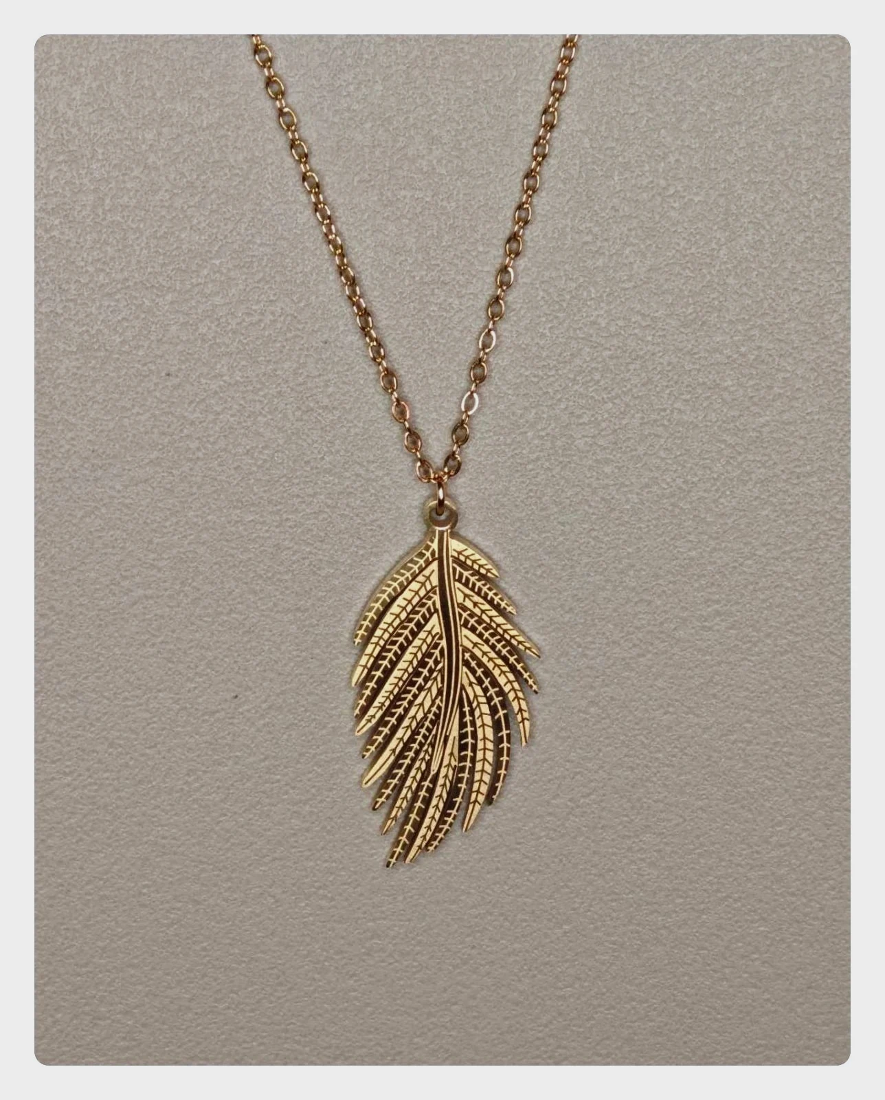 Collier en acier inoxydable doré pendentif plume minimaliste fin