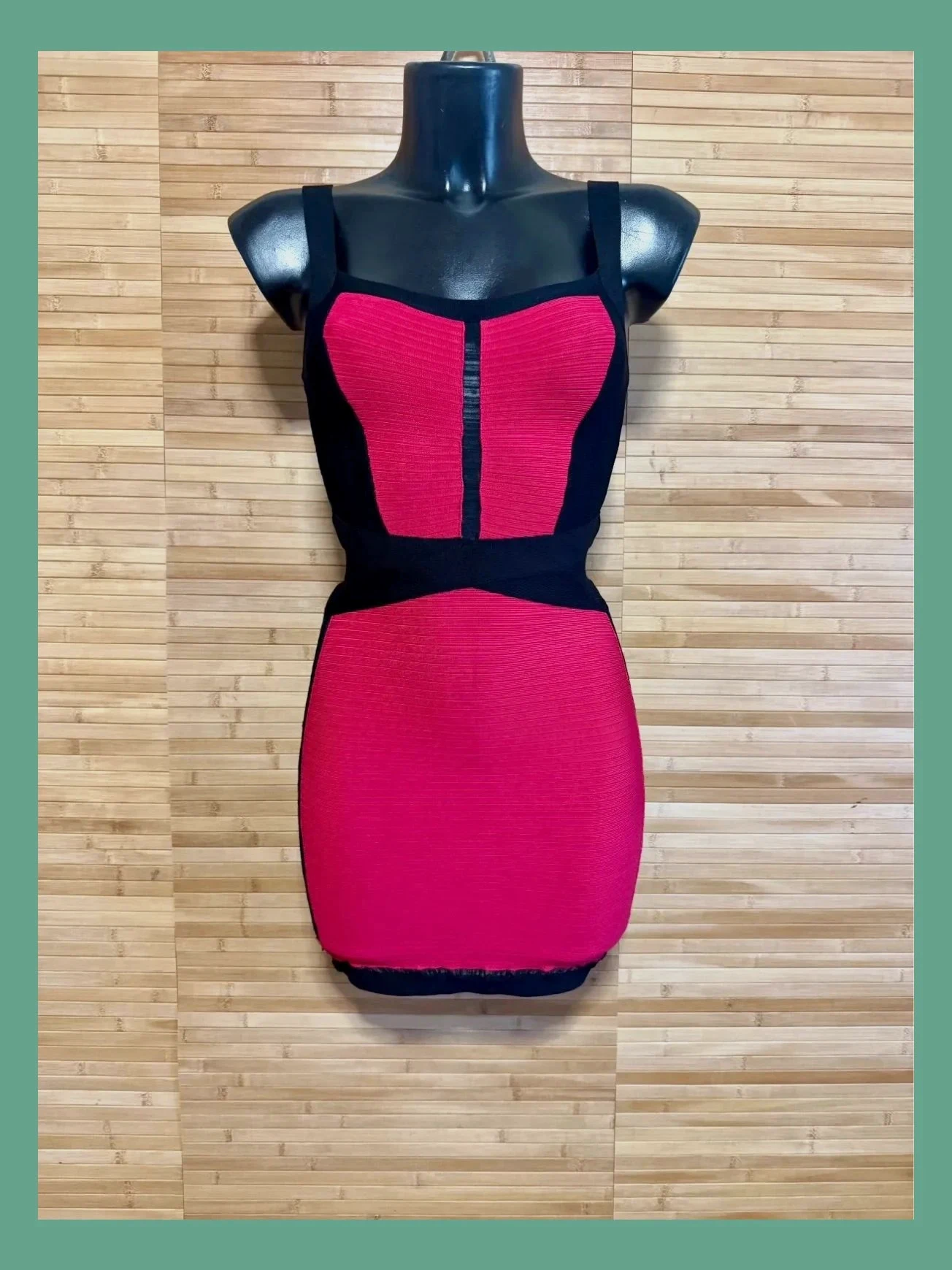 Divino vestido bondage marca Marciano , elástico, talla XXS 😍