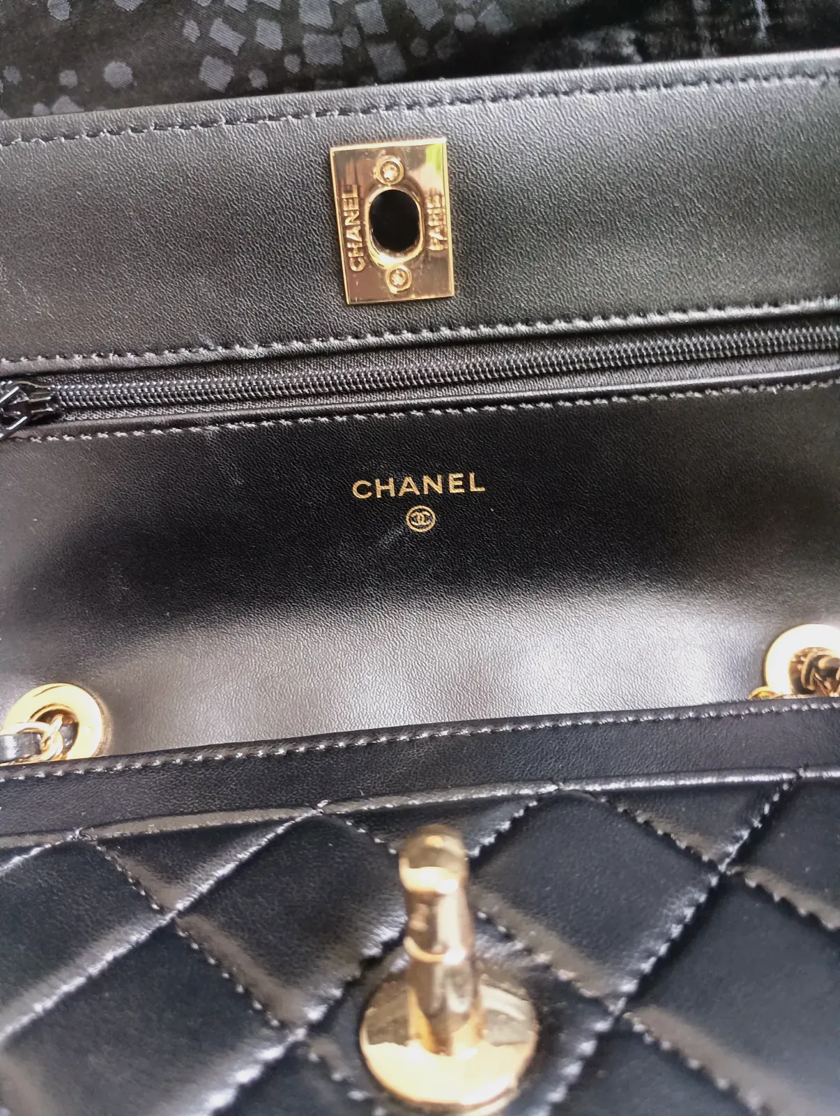 Chanel sac à main matelassé chaîne dorée – Chanel – noir – taille Taille unique 7
