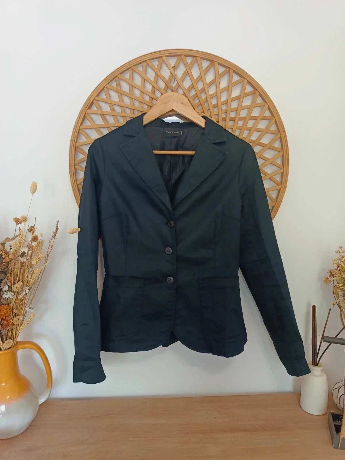 Americana negra de la marca Saks, talla 40, es más una S-M