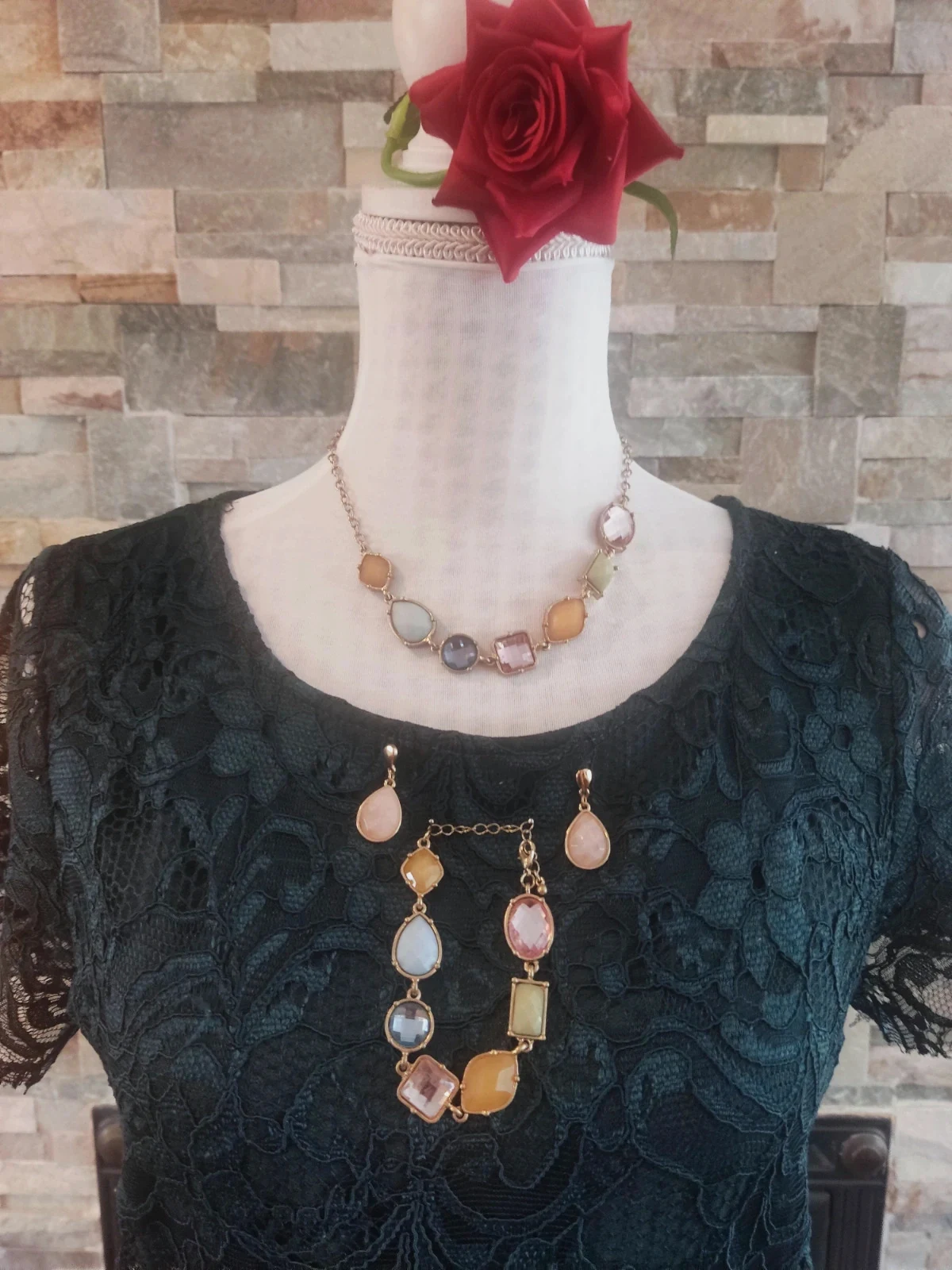 🔥Bonito conjunto de gargantilla, pulsera y pendientes dorados