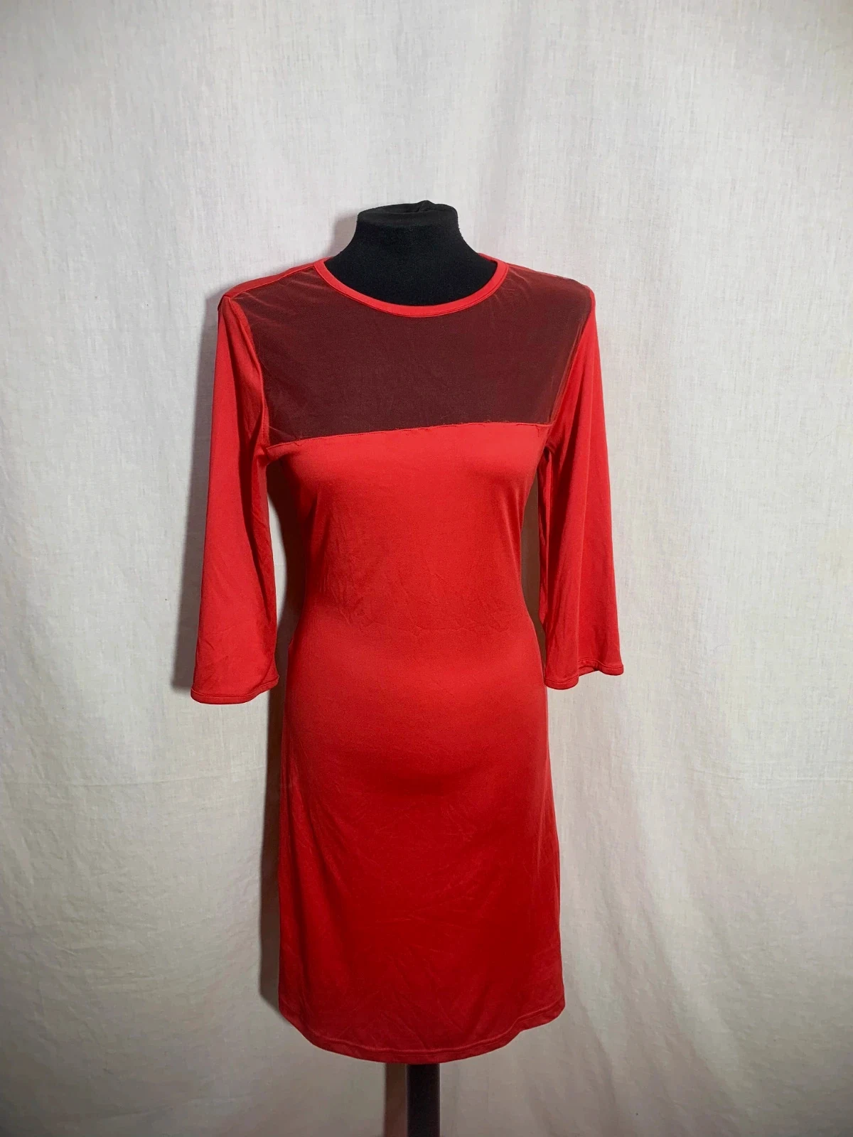 Vestido Rojo con Panel de Tul y Manga Tres Cuartos | Red Dress with Mesh Panel | Almatrichi