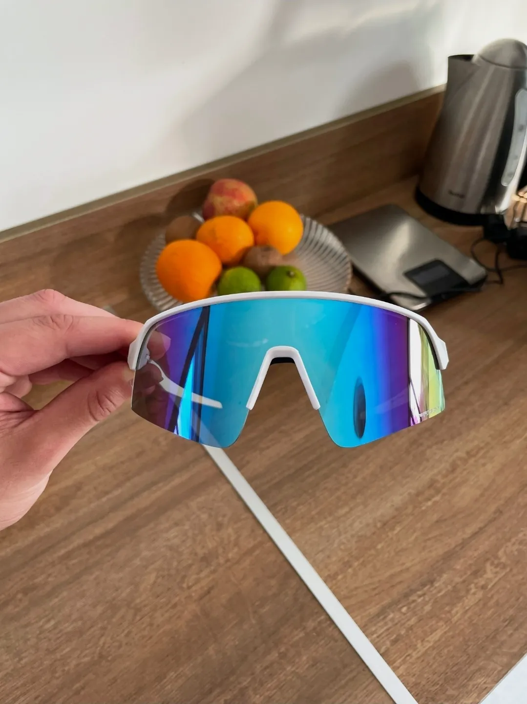 Lunettes de sport verres bleus – Oakley – blanche et bleu-violet 2