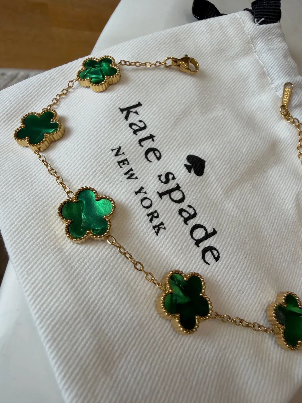 Bracelet Kate Spade motif trèfles vert et doré – Kate Spade – doré – taille Taille unique 5