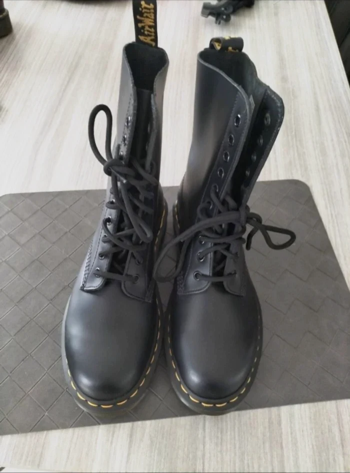 Bottine Doc Martens noir neuve.