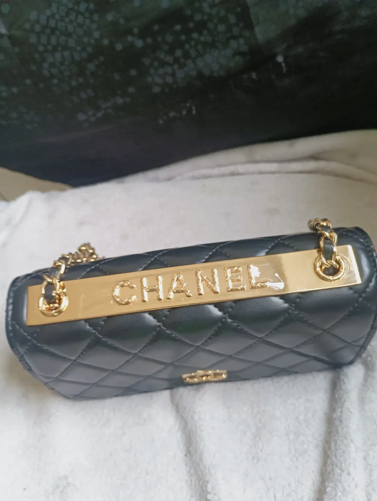 Chanel sac à main matelassé chaîne dorée – Chanel – noir – taille Taille unique 3