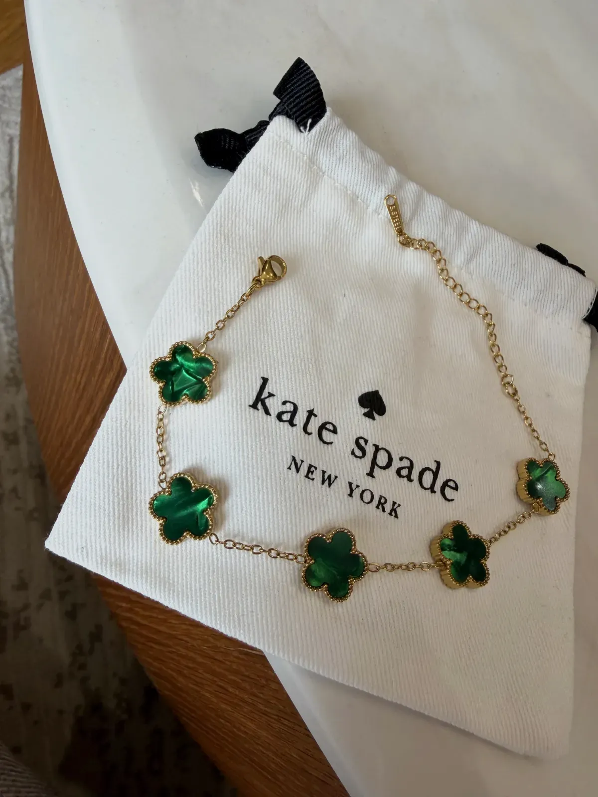 Bracelet Kate Spade motif trèfles vert et doré – Kate Spade – doré – taille Taille unique 2