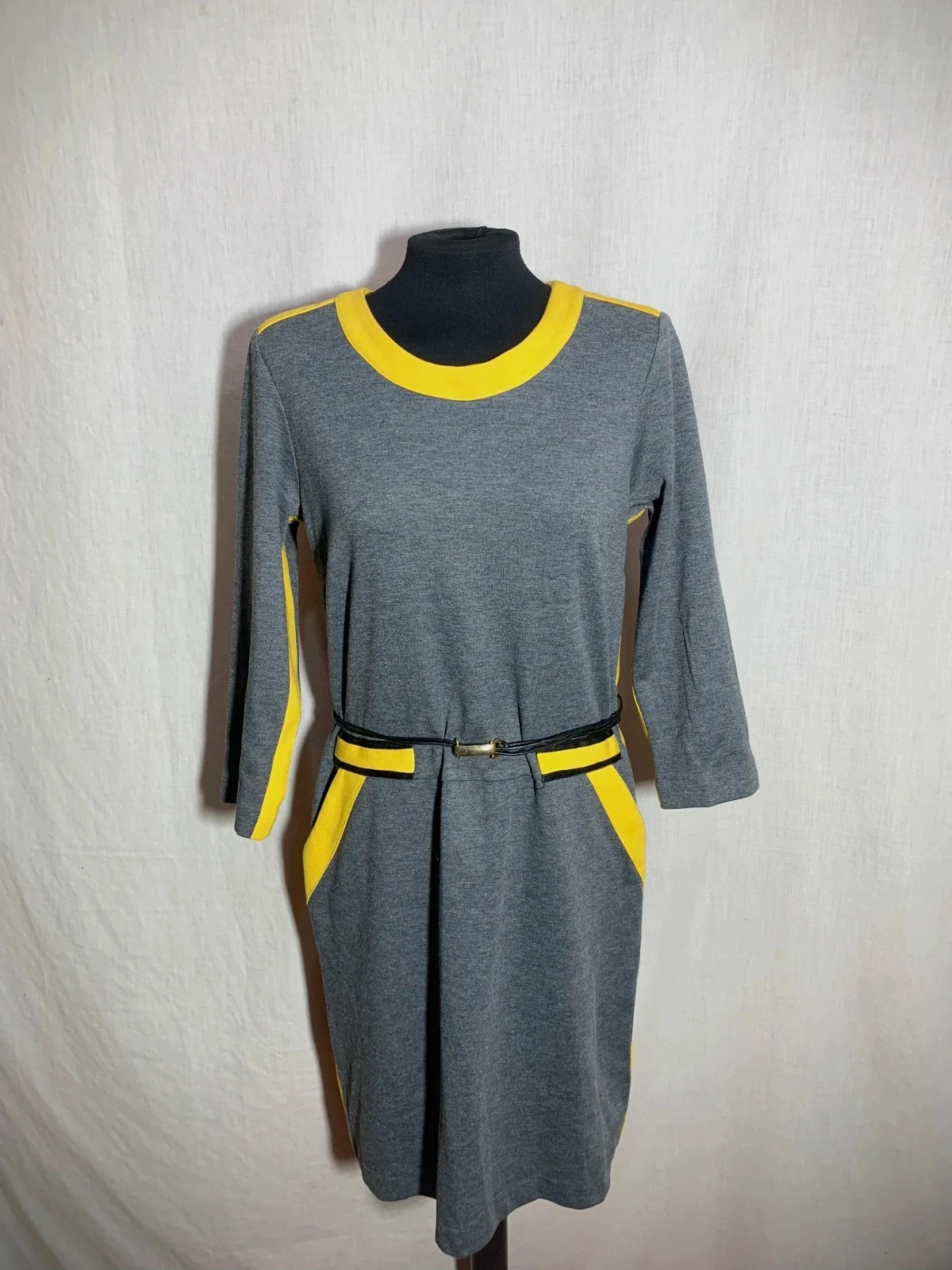 Vestido Gris con Detalles Amarillos y Cinturón | Grey Dress with Yellow Details | Paul Brial