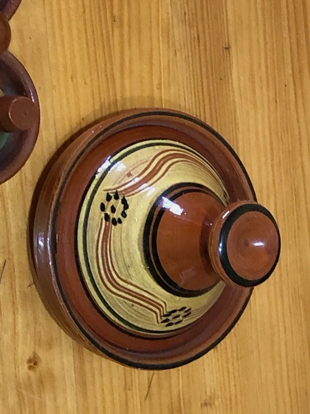 Set de Cerámica Artesanal: Tajine Decorativo y Condimentero 4