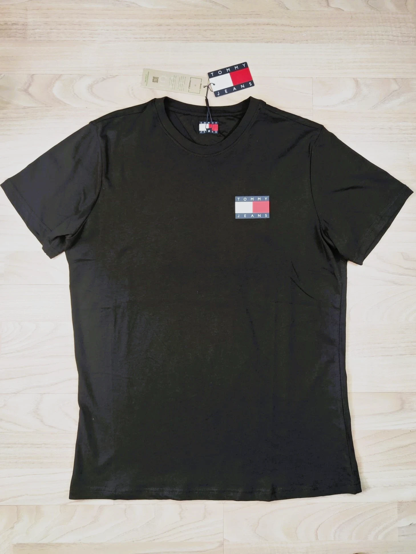 T-shirt noir Tommy Jeans avec étiquette