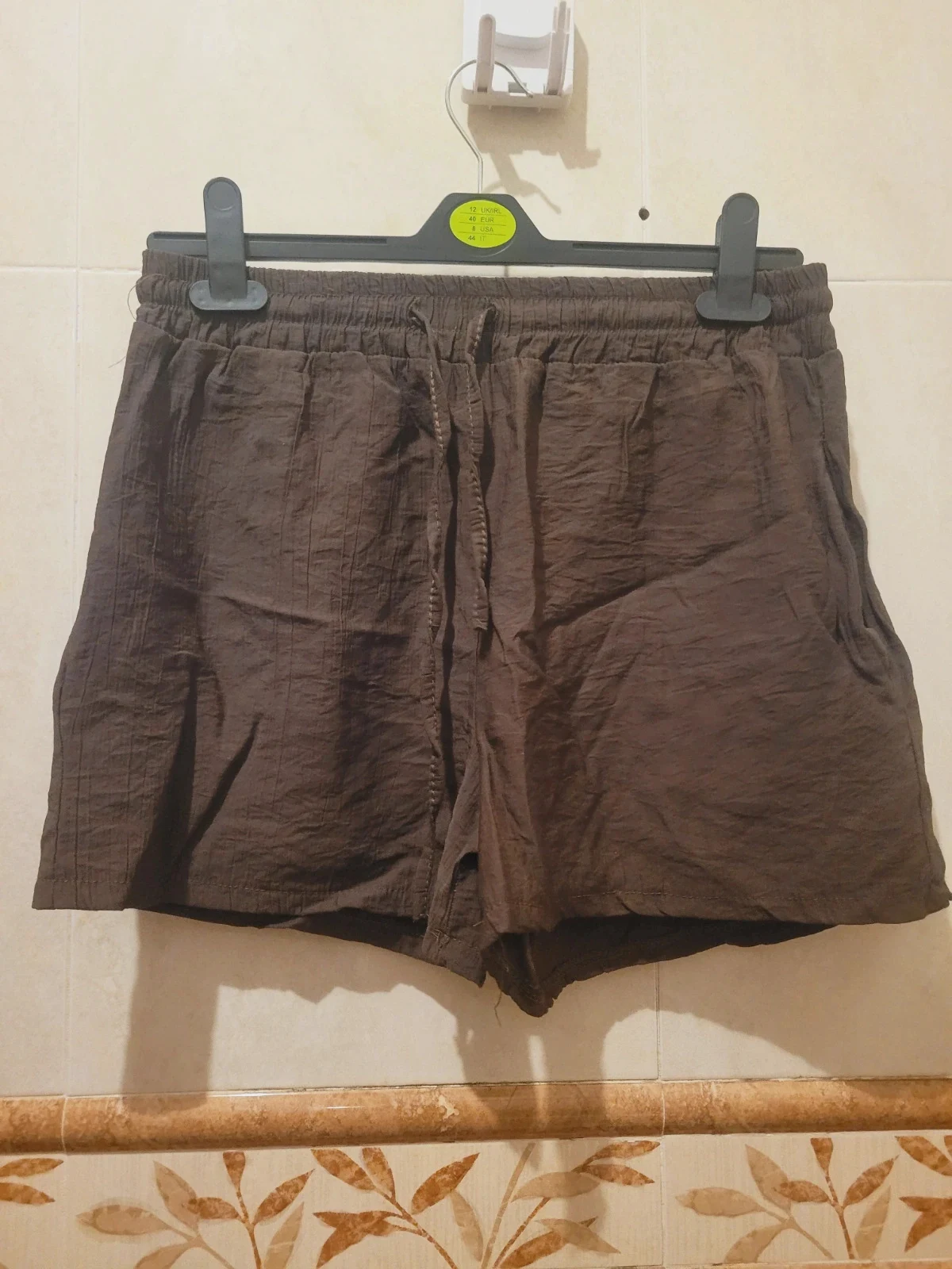 Shorts marrones fluidos de la marca italiana Mecchù.