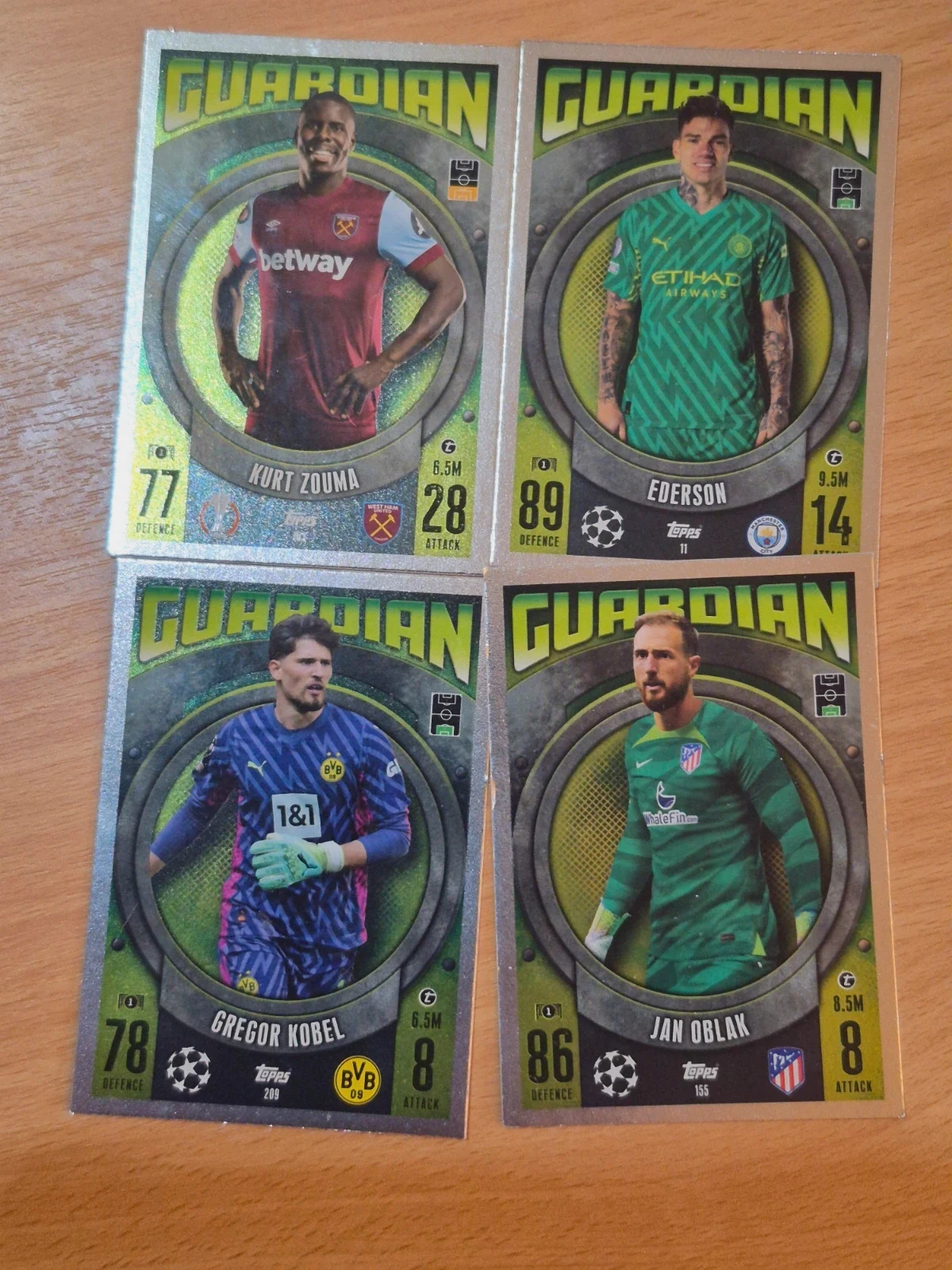 Lot de 4 cartes topps match attax Guardian