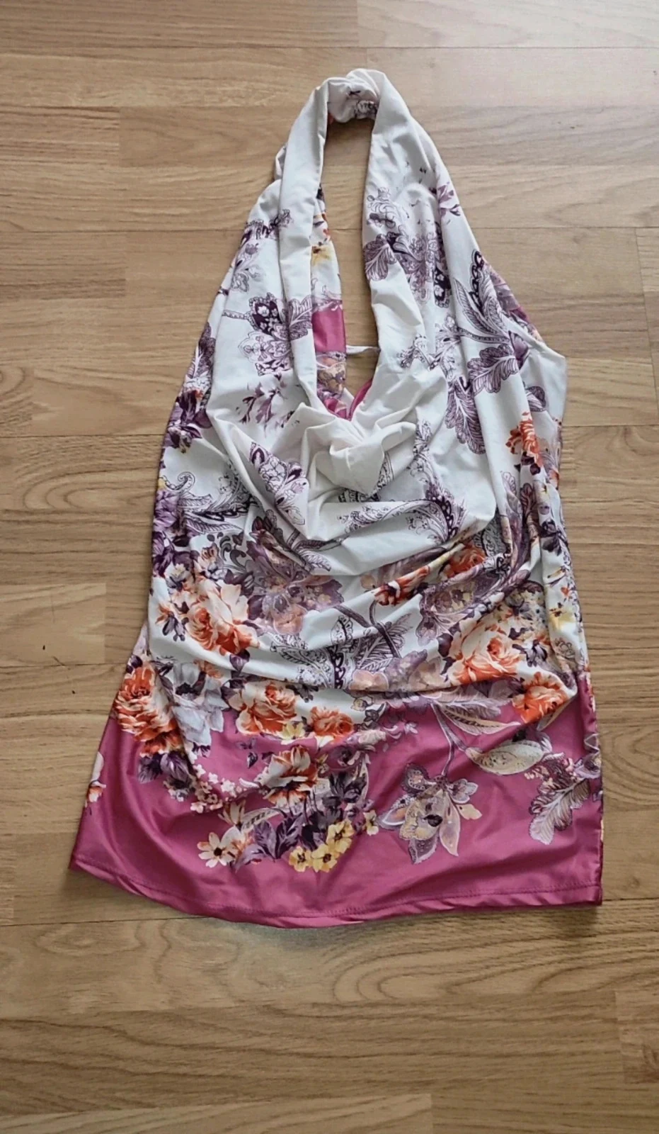 Top halter estampado floral satinado | Talla única | Espalda descubierta | Muy favorecedor