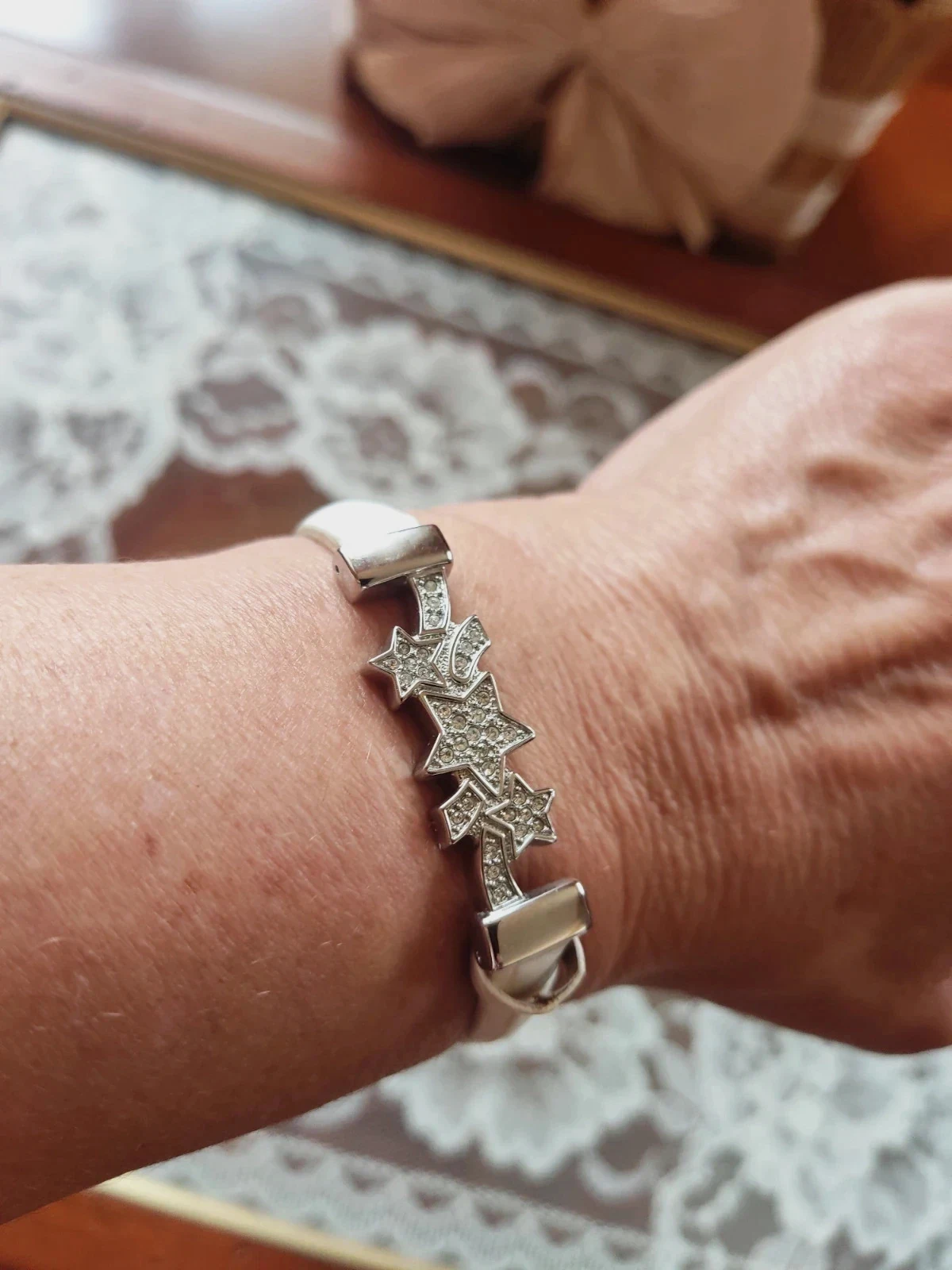 🌺Pulsera de piel blanca con pieza de acero inoxidable libre de níquel con estrellas y brillantitos