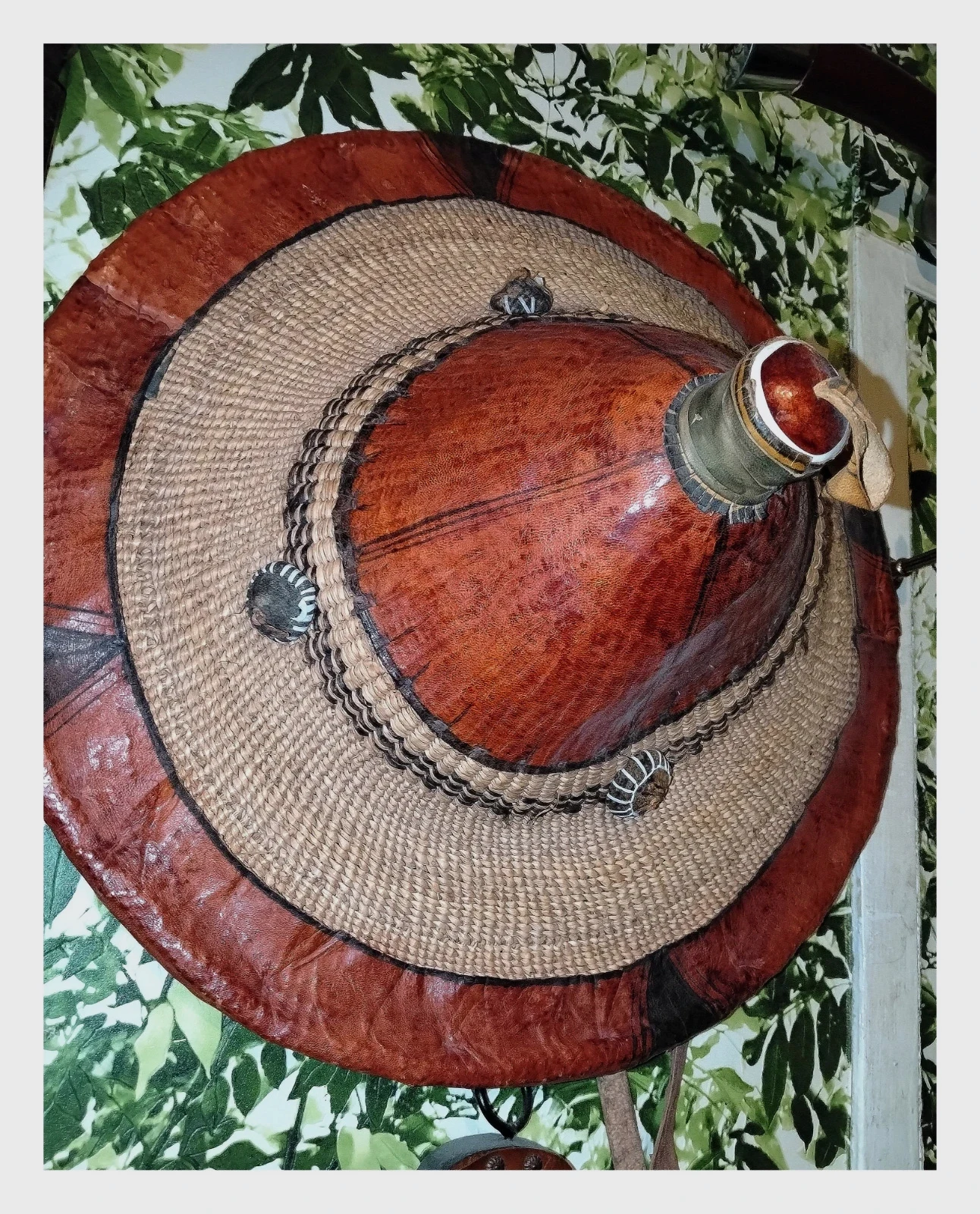 Chapeau traditionnel Peul africain en paille et cuir vintage – Fait Main – taille L