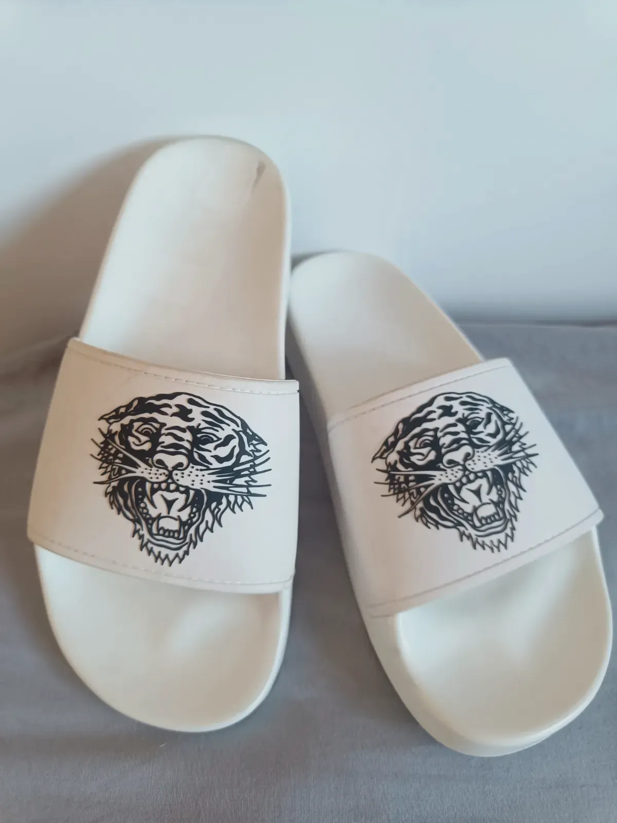Chancletas Ed Hardy blancas con estampado de tigre – Ed Hardy – taille S 2