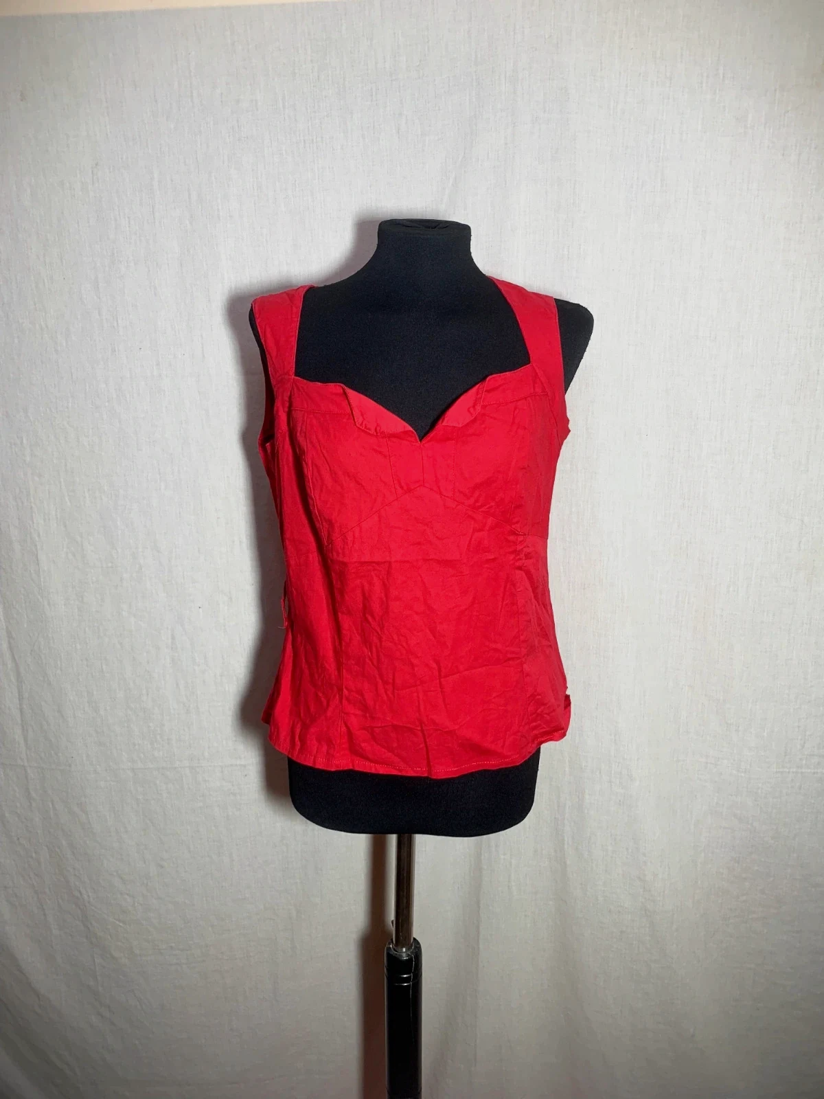 Blusa Roja sin Mangas de Espalda Descubierta | Red Sleeveless Open Back Blouse | Kira