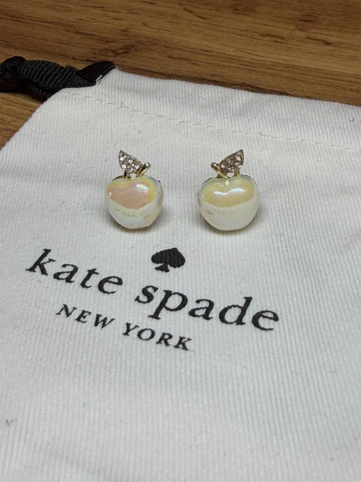 Boucles d'oreilles Kate Spade pomme nacrée