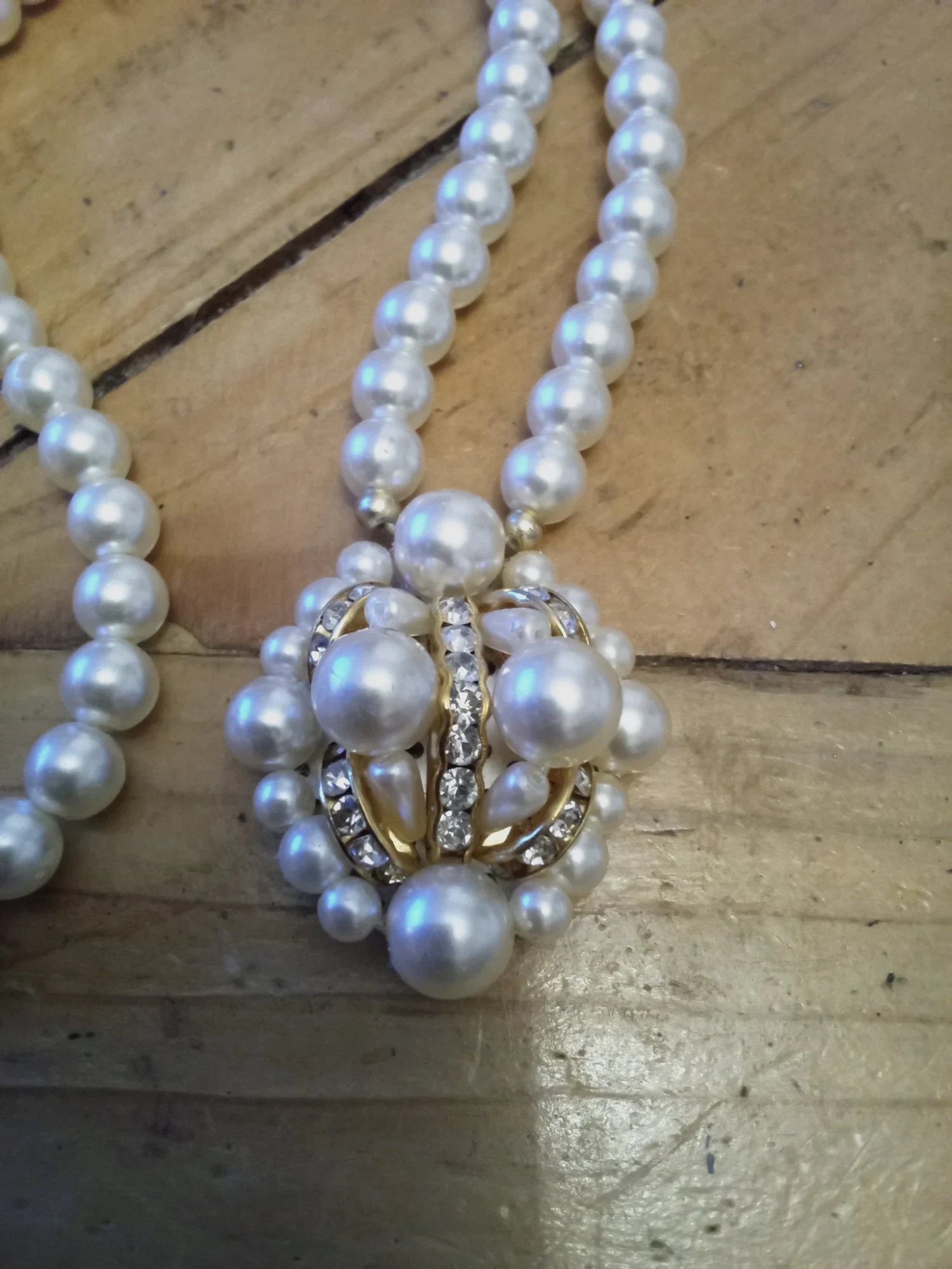 Collier de perles avec pendentif orné de strass