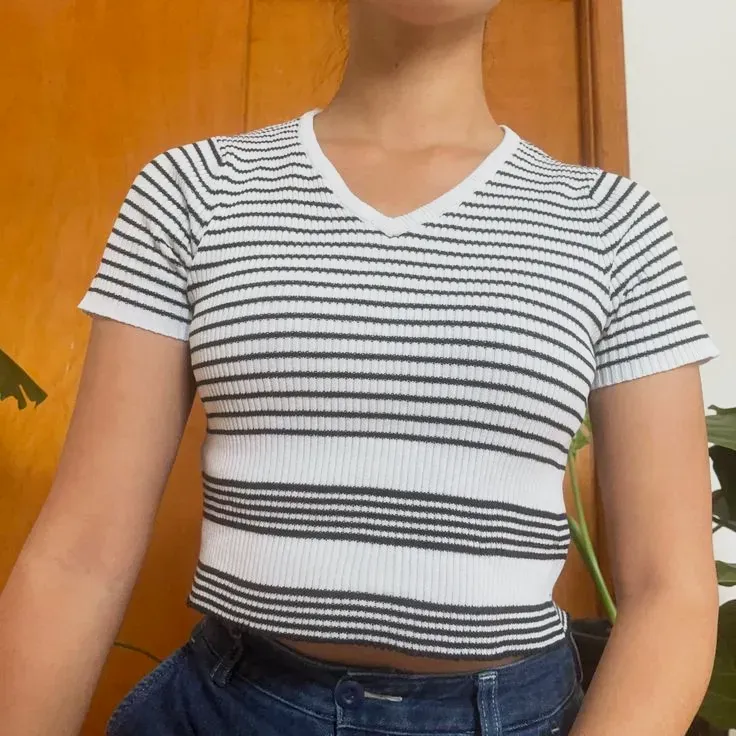 Pull rayé noir blanc col volant – Jolie – noir et blanc – taille S 2