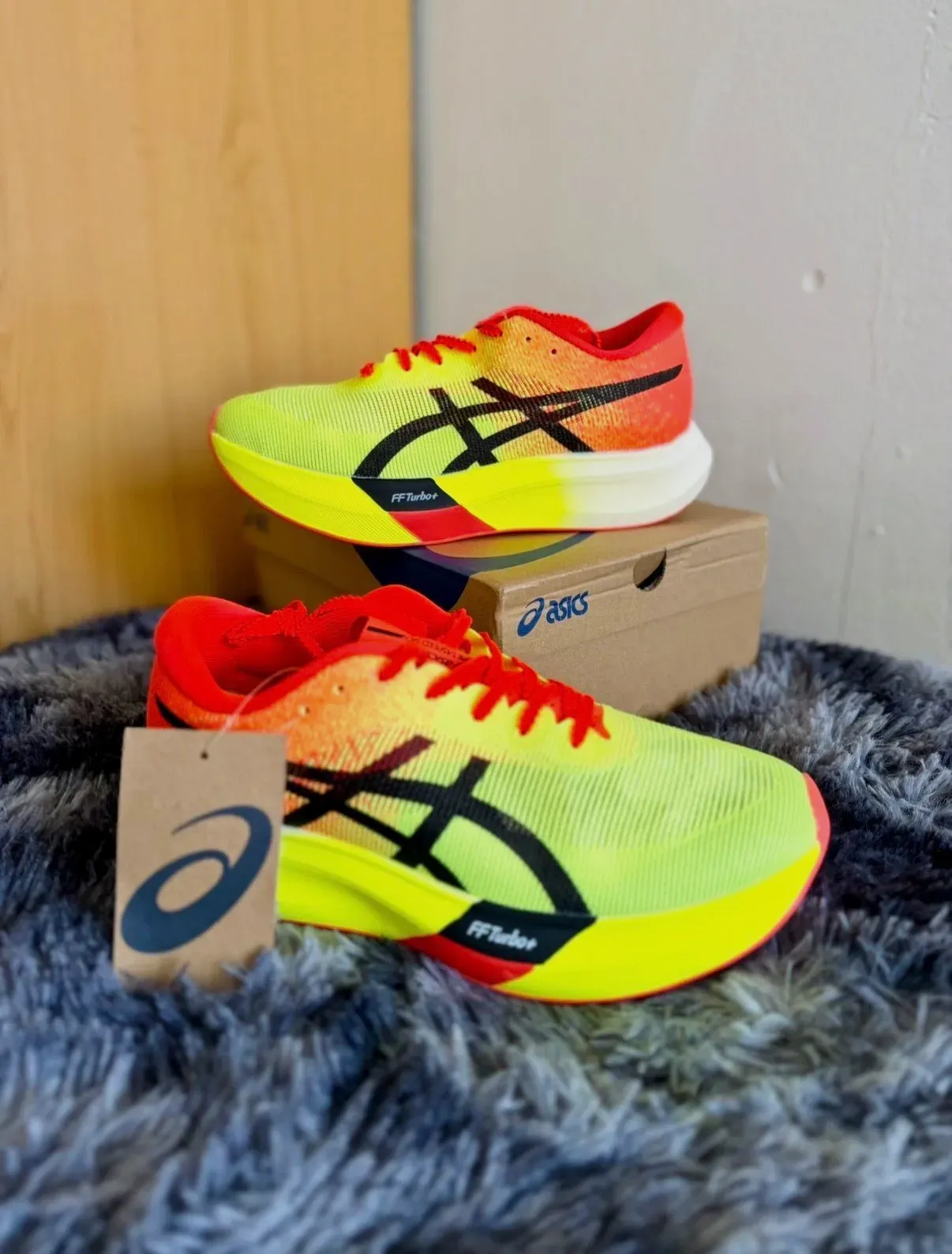 Asics Zapatilla Blanca Roja Amarilla – Asics – blanco con detalles en rojo y amarillo 6