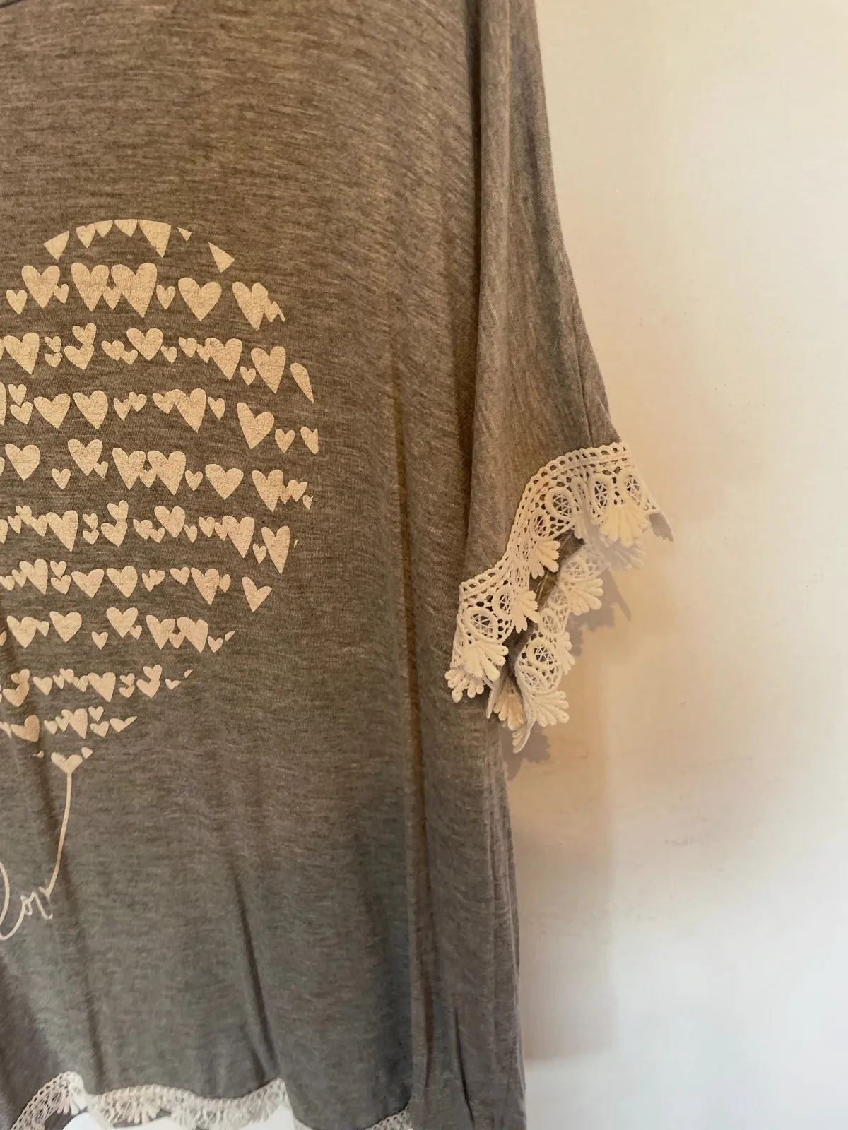Camiseta gris corazón "Love" - Detalle encaje boho - Talla XL – taille XL / 42 / 14 2