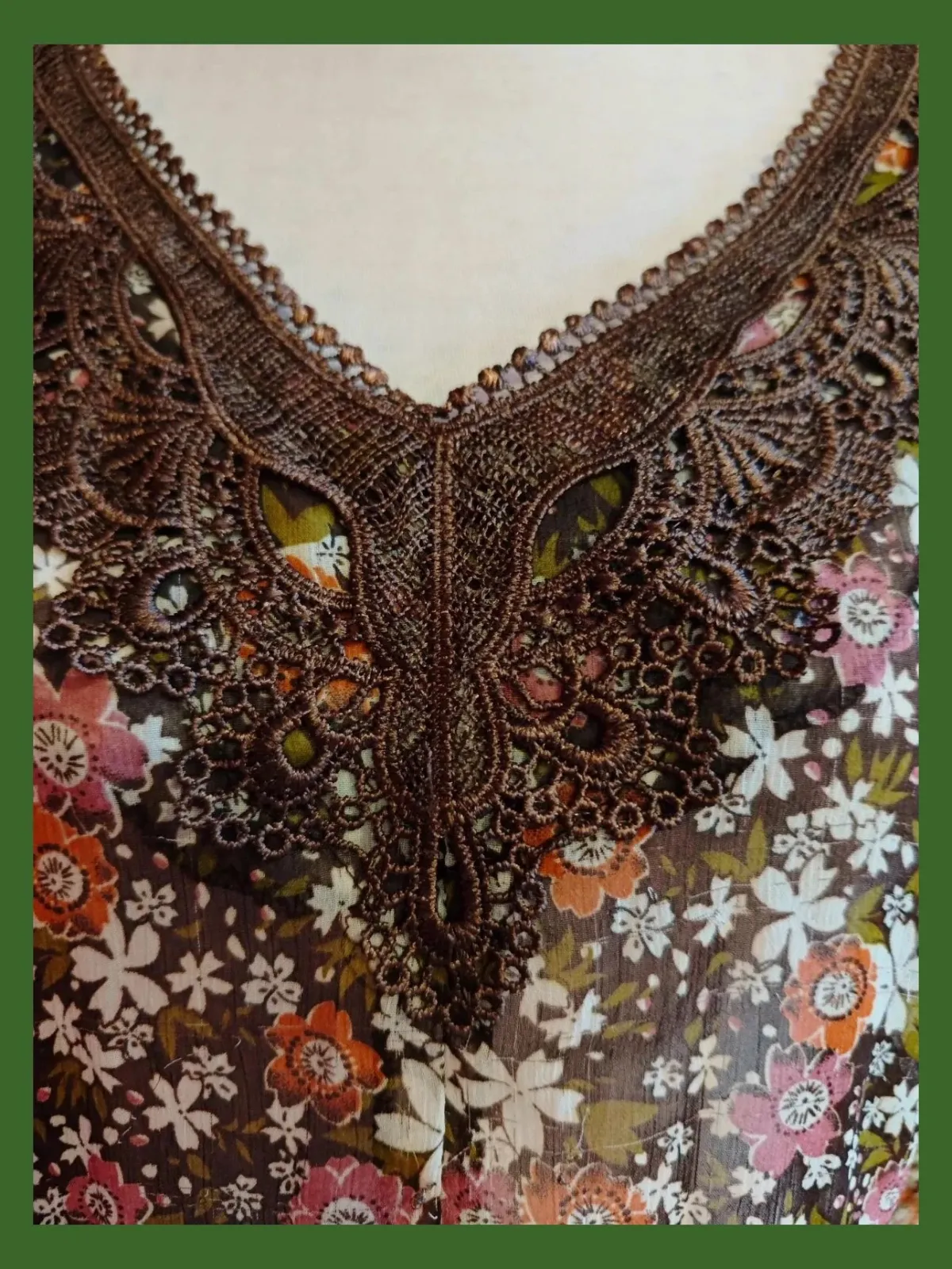 🌺 Bonito caftán de gasa marrón con florecitas y aplicación de crochet en escote, talla L – Klever Mode – taille L / 40 / 12 5
