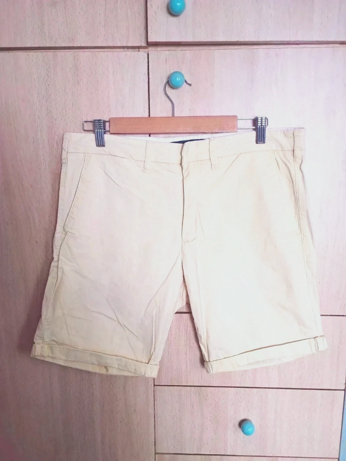 Short amarillo