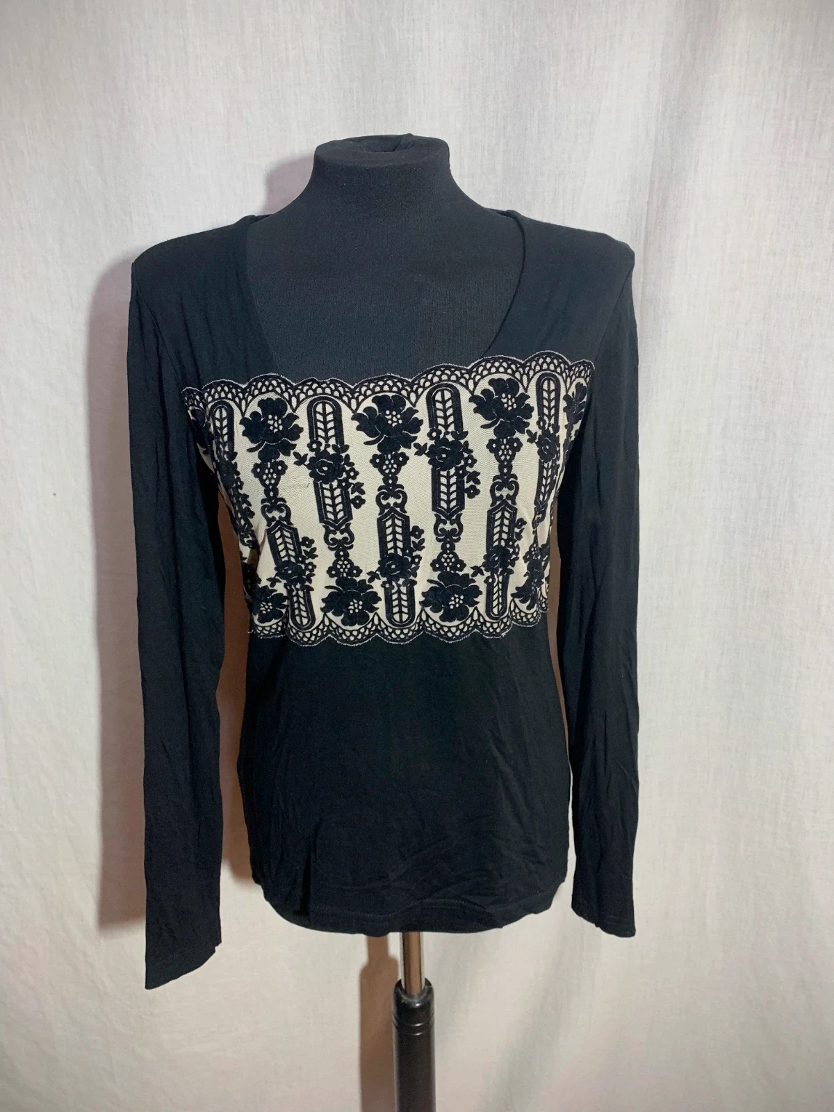 Blusa Negra con Flores Bordadas | Black Blouse with Embroidered Flowers | Paul Brial