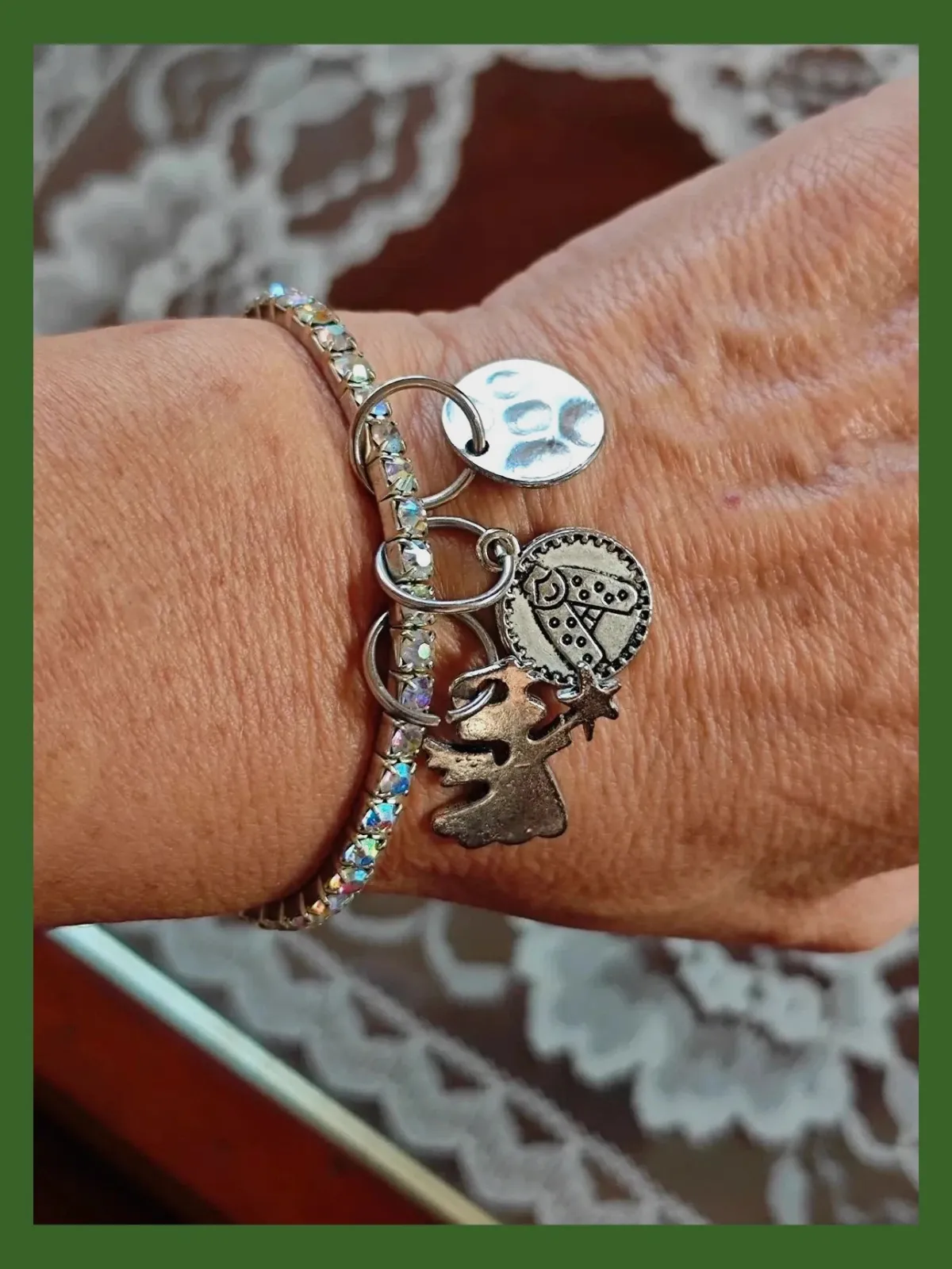 🌺 Bonita pulsera plateada de brillantes con medallitas y angelito 2
