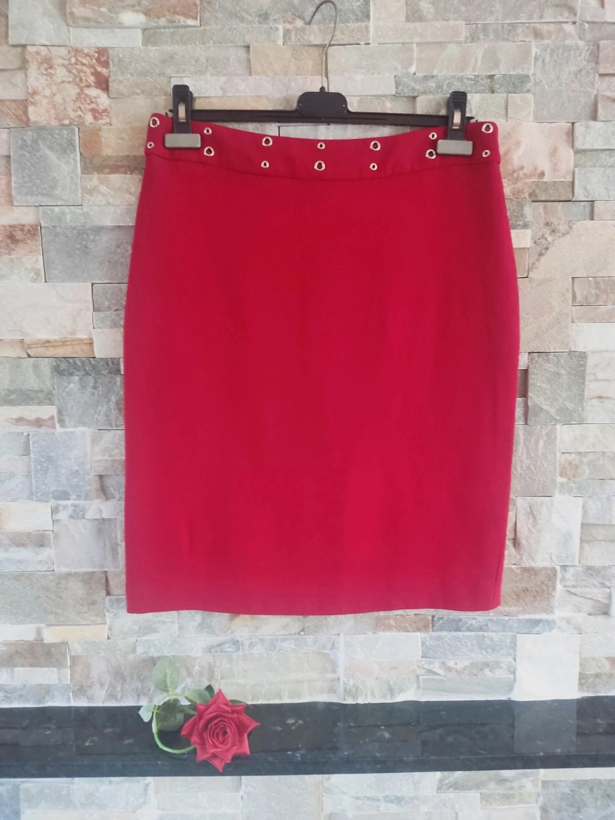 🔥 Elegante falda roja con aros metálicos en cintura