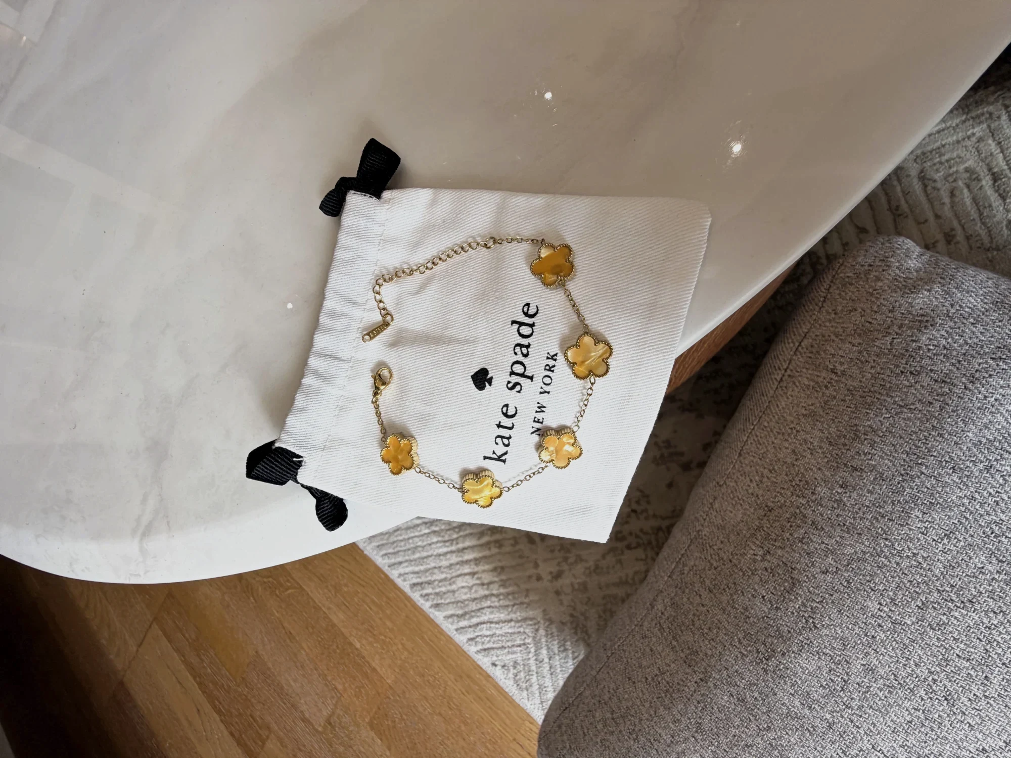 Bracelet Kate Spade a motifs fleurs jaunes