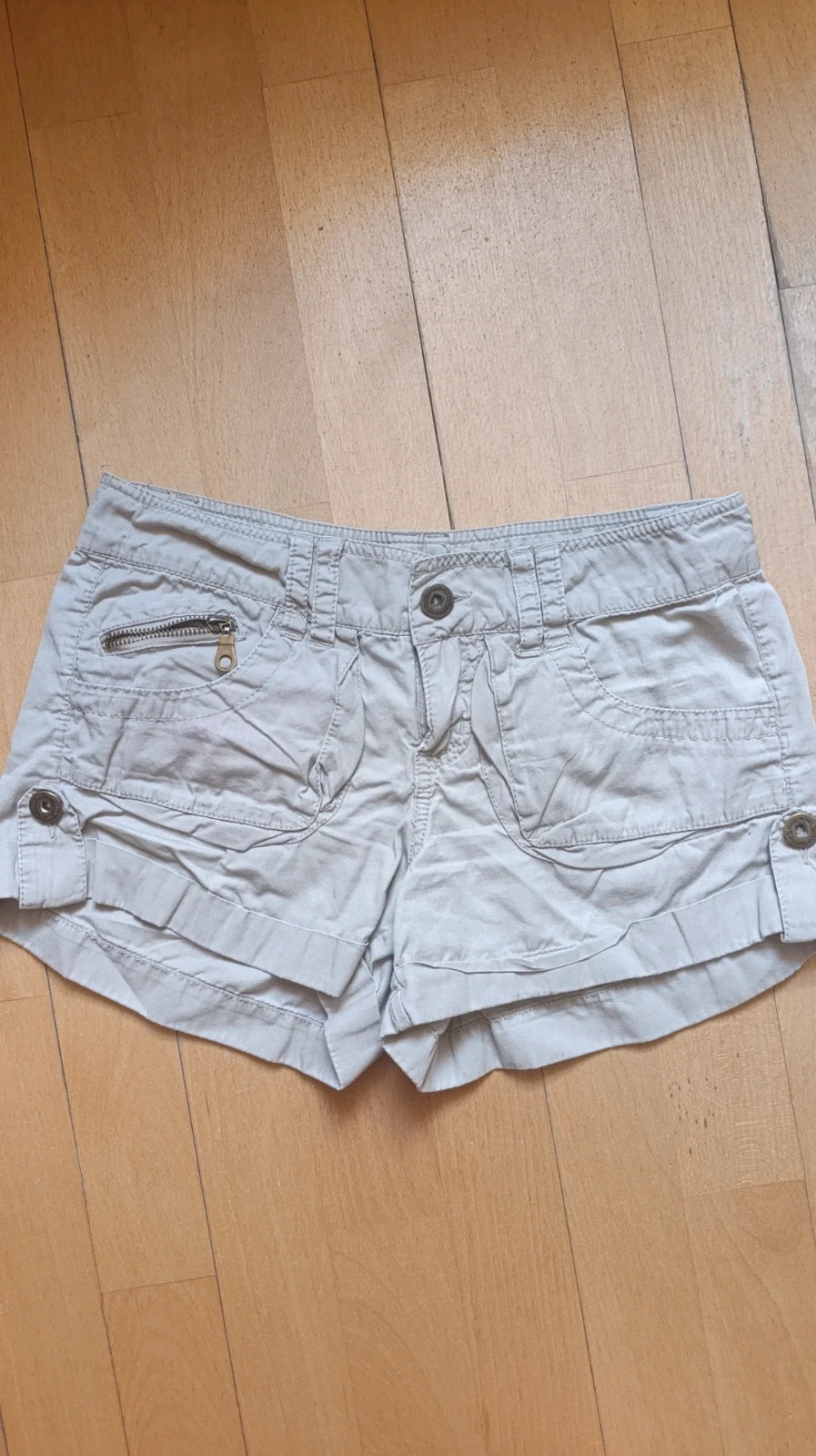 Short corto de tipo militar, cargo o safari