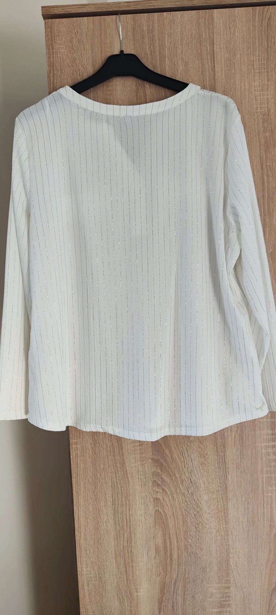 Chemise blanche /fin fils doré fluide .