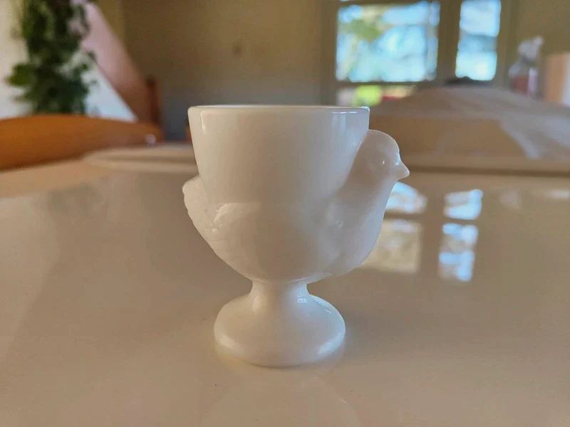Coquetier en verre opalin blanc forme poule