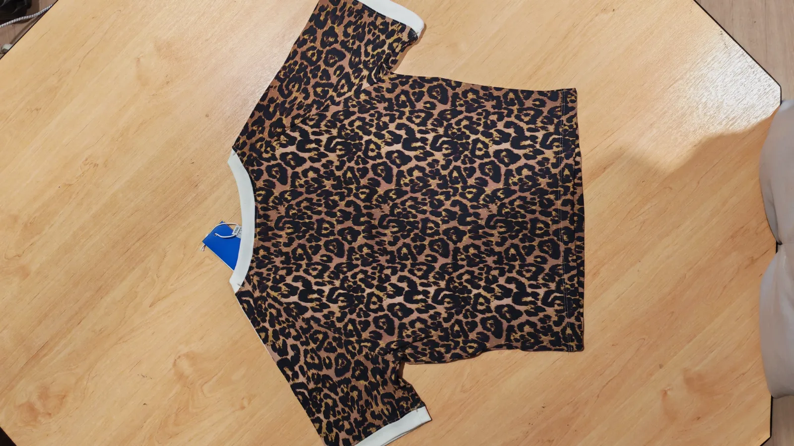 T-shirt crop top Adidas motif léopard – Adidas – taille L 2