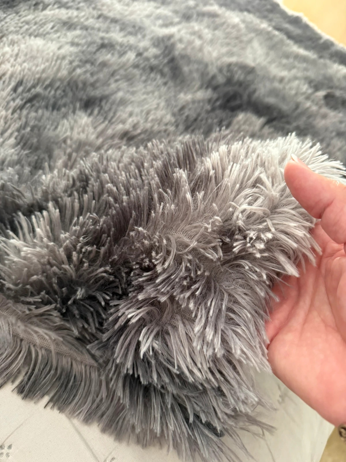Funda de cojín decorativo gris con pelito 90x90 2