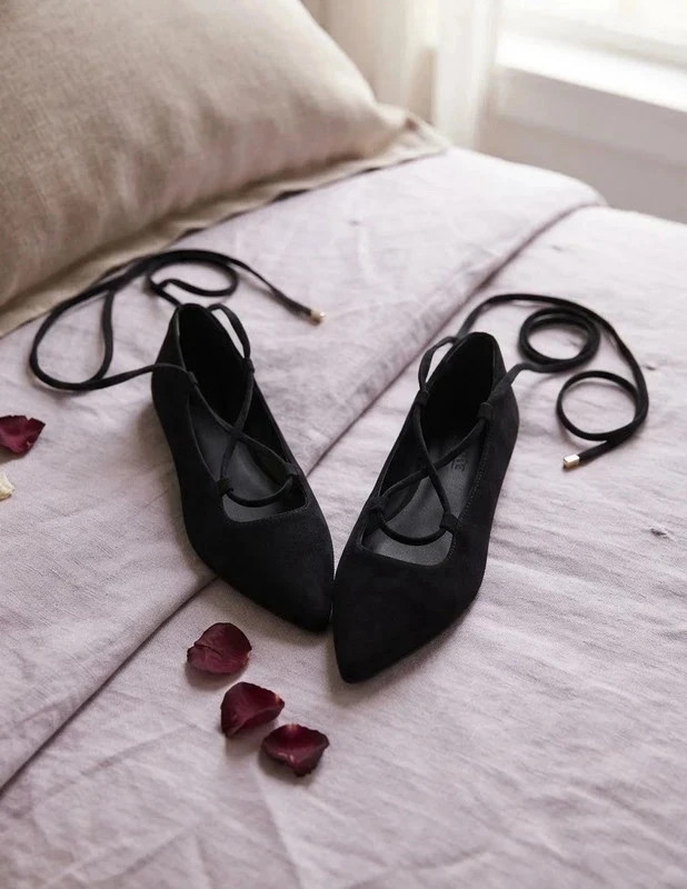 Bailarinas negras de antelina con cordones