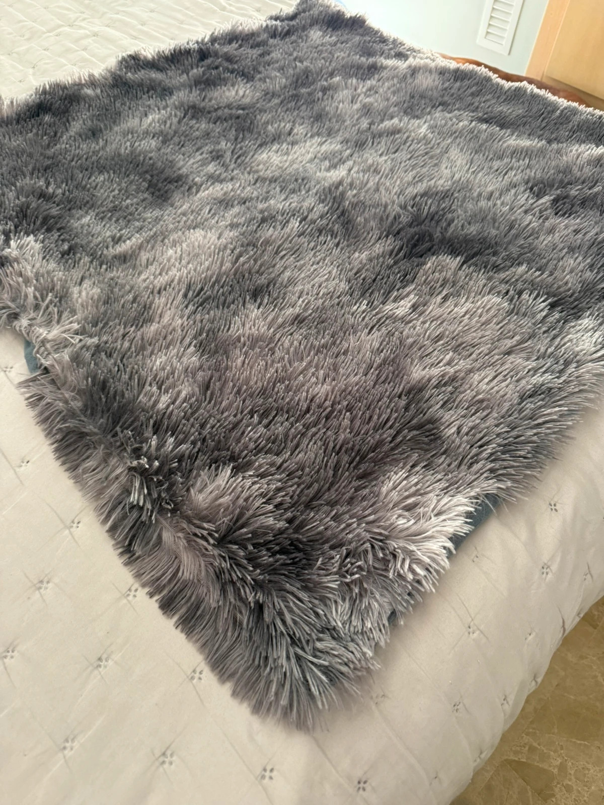 Funda de cojín decorativo gris con pelito 90x90 3