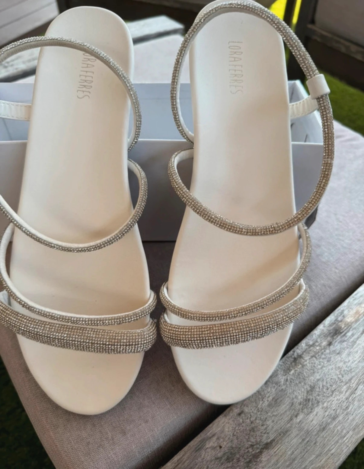 Sandalia de tiras con brillantes plateados de Lora Ferres talla 41