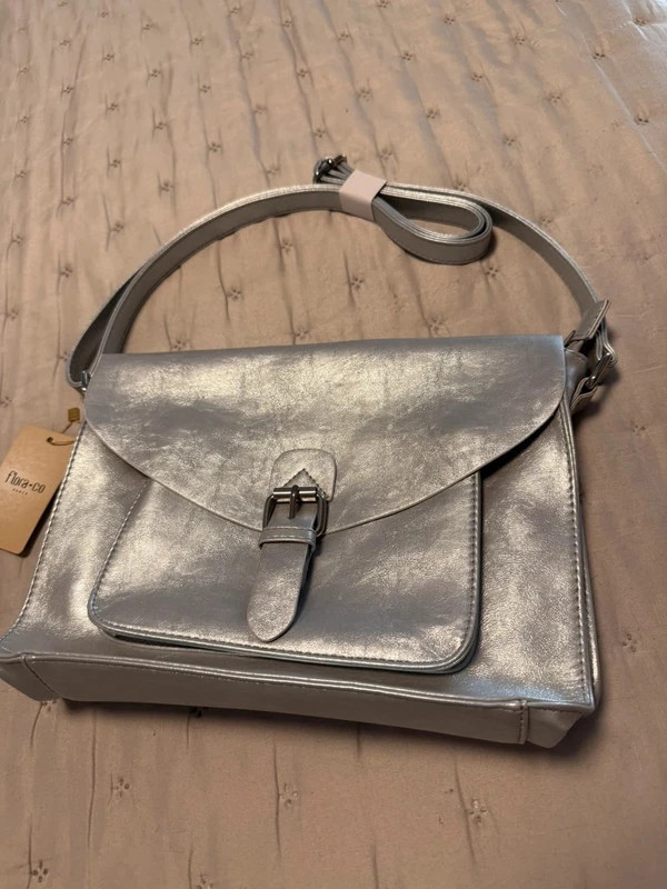 Bolso bandolera de la marca Flora & Co en un precioso tono plateado con efecto metalizado – Flora & Co 2