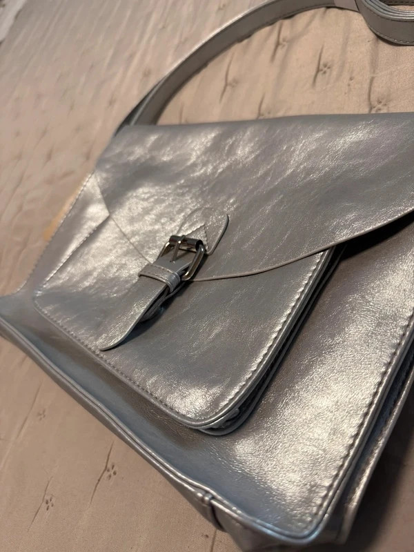 Bolso bandolera de la marca Flora & Co en un precioso tono plateado con efecto metalizado – Flora & Co 3