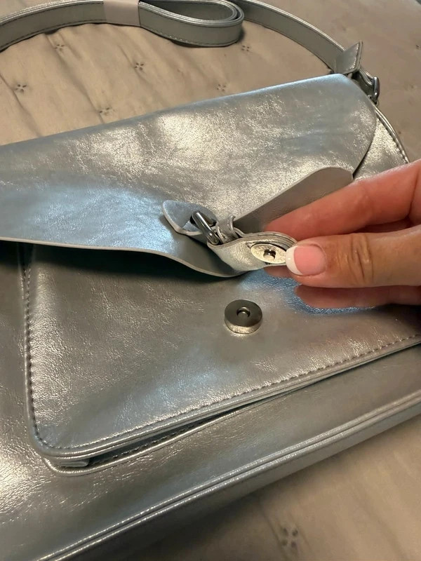 Bolso bandolera de la marca Flora & Co en un precioso tono plateado con efecto metalizado – Flora & Co 4