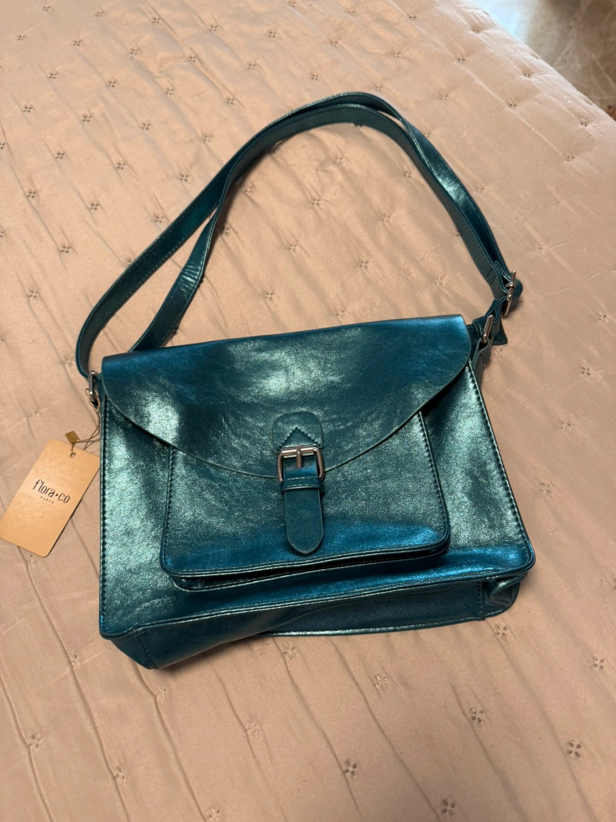 Bolso bandolera de la marca Flora & Co en un precioso tono verde con efecto metalizado – Flora & Co 2