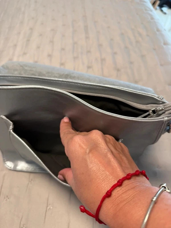 Bolso bandolera de la marca Flora & Co en un precioso tono plateado con efecto metalizado – Flora & Co 5
